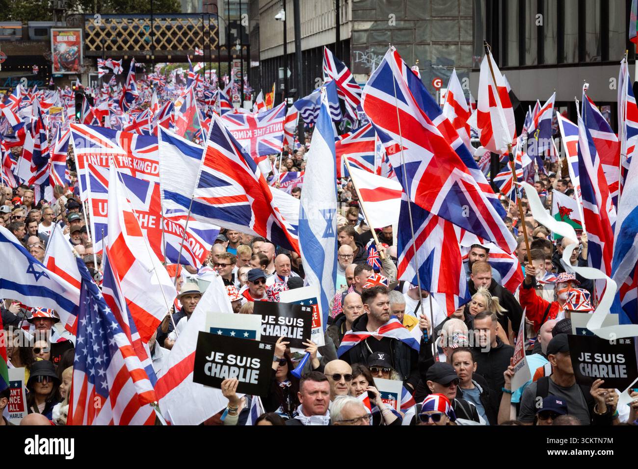 Migliaia di persone si uniscono alla marcia Unite the Kingdom di Tommy Robinson in città. Una contro-dimostrazione fu organizzata anche da Stand Up to Racism, che vide 16000 agenti di polizia schierati per mantenere la pace. Crediti: Andy Barton/Alamy Live News Foto Stock