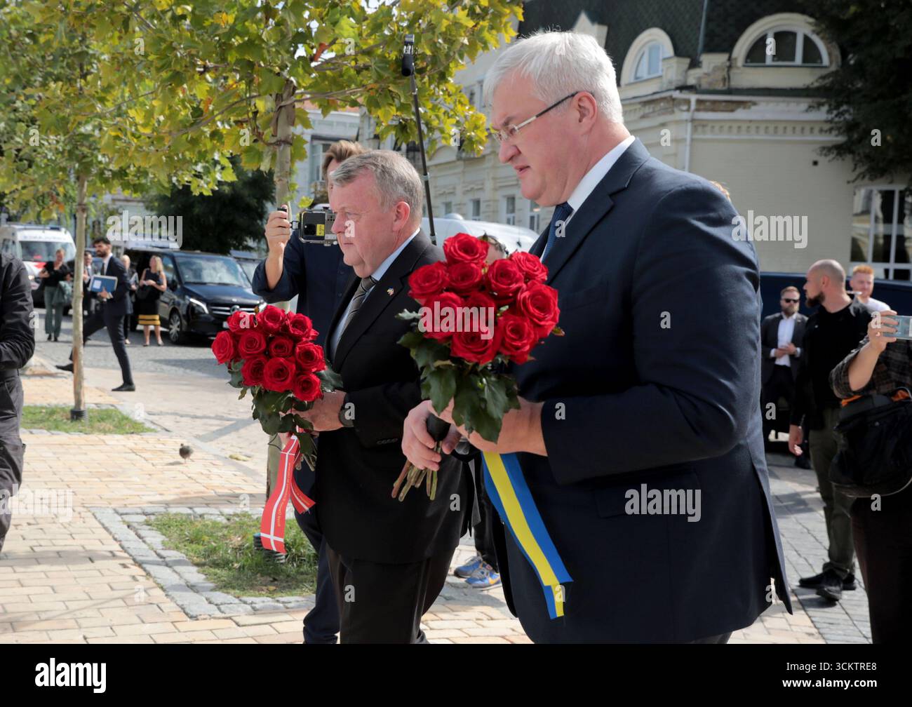Il ministro degli Esteri ucraino Andrii Sybiha (R) e il ministro degli Esteri danese Lars Lokke Rasmussen, arrivati nella capitale in visita ufficiale, posero fiori al muro della memoria in onore di coloro che morirono per l'Ucraina in piazza Mykhailivska, Kiev, Ucraina, il 12 settembre 2025 (foto di Hennadii Minchenko/Ukrinform) Foto Stock