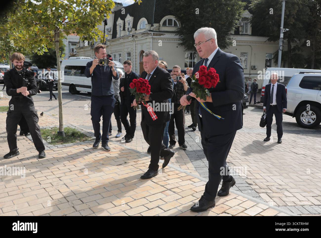 Il ministro degli Esteri ucraino Andrii Sybiha (R) e il ministro degli Esteri danese Lars Lokke Rasmussen, arrivati nella capitale in visita ufficiale, posero fiori al muro della memoria in onore di coloro che morirono per l'Ucraina in piazza Mykhailivska, Kiev, Ucraina, il 12 settembre 2025 (foto di Hennadii Minchenko/Ukrinform) Foto Stock