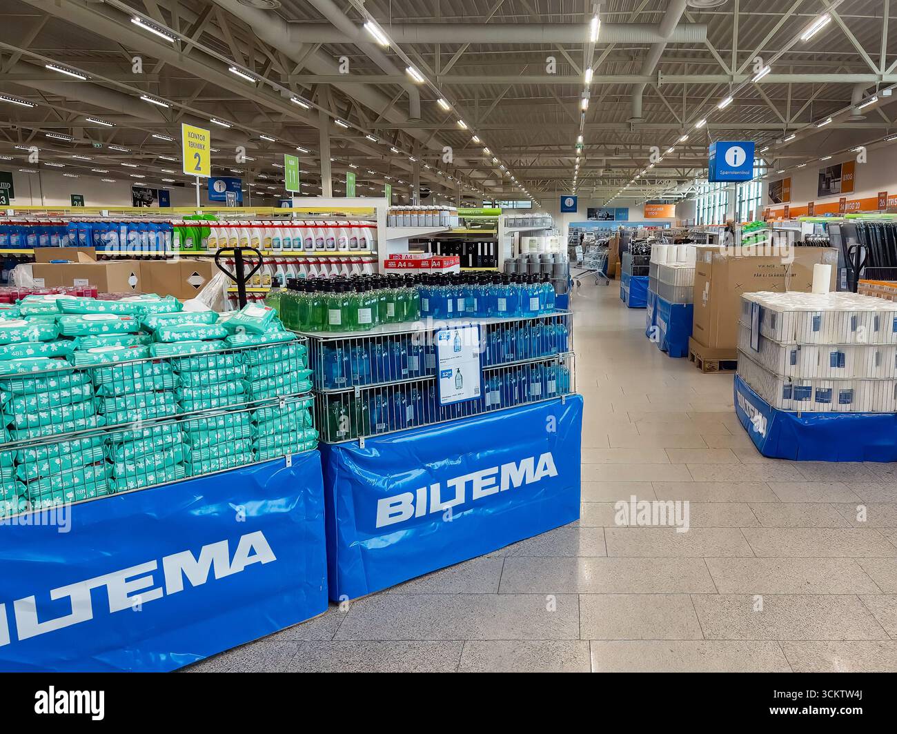 Porsgrunn, Norvegia - 13 settembre 2025: Il negozio Biltema presenta corridoi ordinati con prodotti diversi, tra cui utensili e articoli per la casa, i Foto Stock