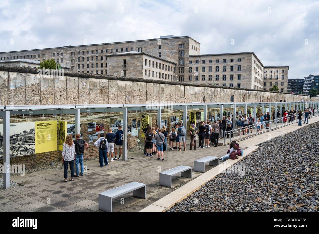 Mostra topografia del terrore, con sezione del muro di Berlino sullo sfondo, su Niederkirchnerstraße, Mitte, Berlino, Germania Foto Stock