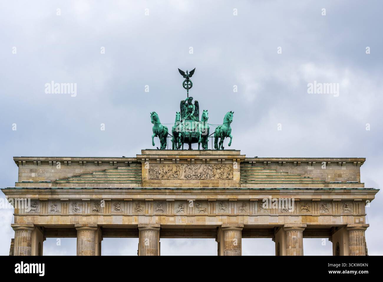 Gruppo scultoreo in bronzo di una quadriga (carro trainato da quattro cavalli) in cima alla porta di Brandeburgo a Pariser Platz, Mitte, Berlino, Germania Foto Stock
