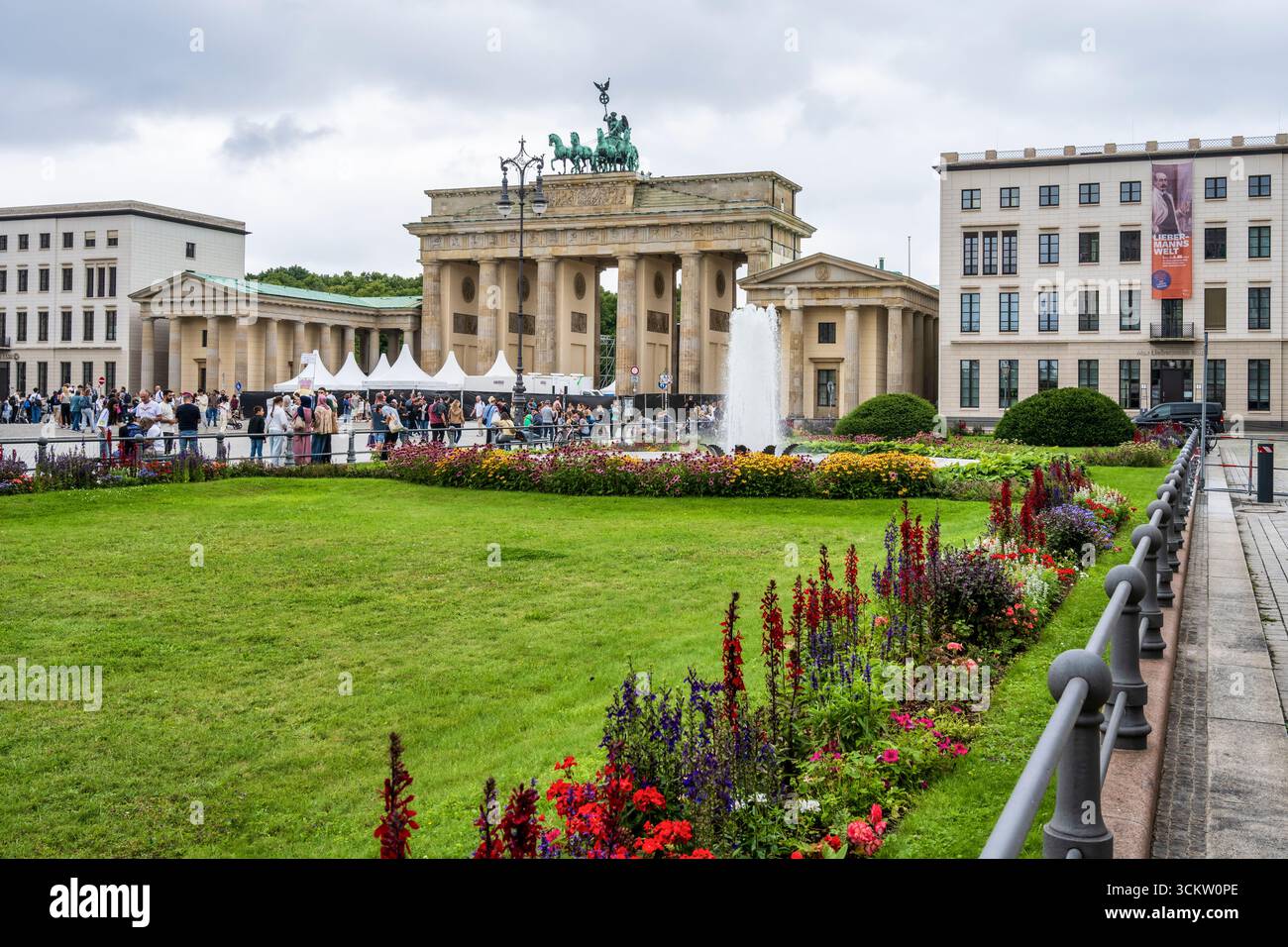 Aiuole a Pariser Platz, con sullo sfondo la porta di Brandeburgo, a Mitte, Berlino, Germania Foto Stock