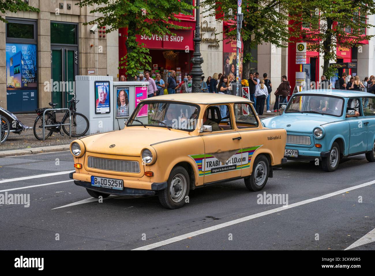 Le iconiche Trabant Car del Trabi Safari di Berlino sul viale Unter den Linden a Mitte, Berlino, Germania Foto Stock