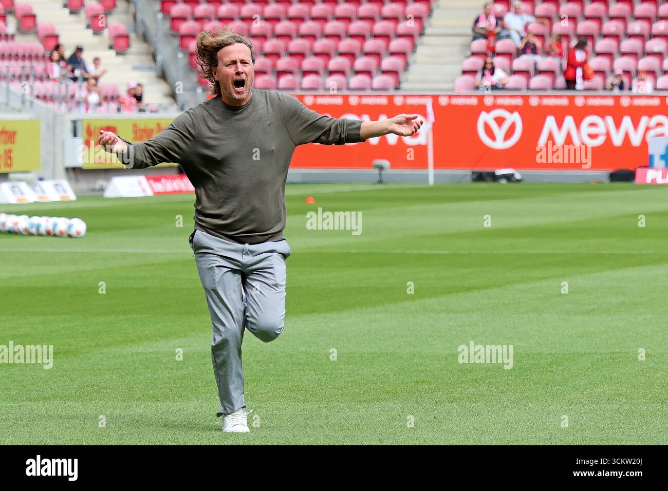 Mainz, Germania. 13 settembre 2025. Magonza, Germania 13. 1 settembre 2025. BL - 2025/2026 - FSV Mainz 05 vs. RB Leipzig IM Bild: Allenatore Bo Henriksen (Mainz) schwört die fans eine Stunde vor Spielbeginn aud die Partie ein. // le normative DFL vietano qualsiasi uso di fotografie come sequenze di immagini e/o quasi-video // credito: dpa/Alamy Live News Foto Stock