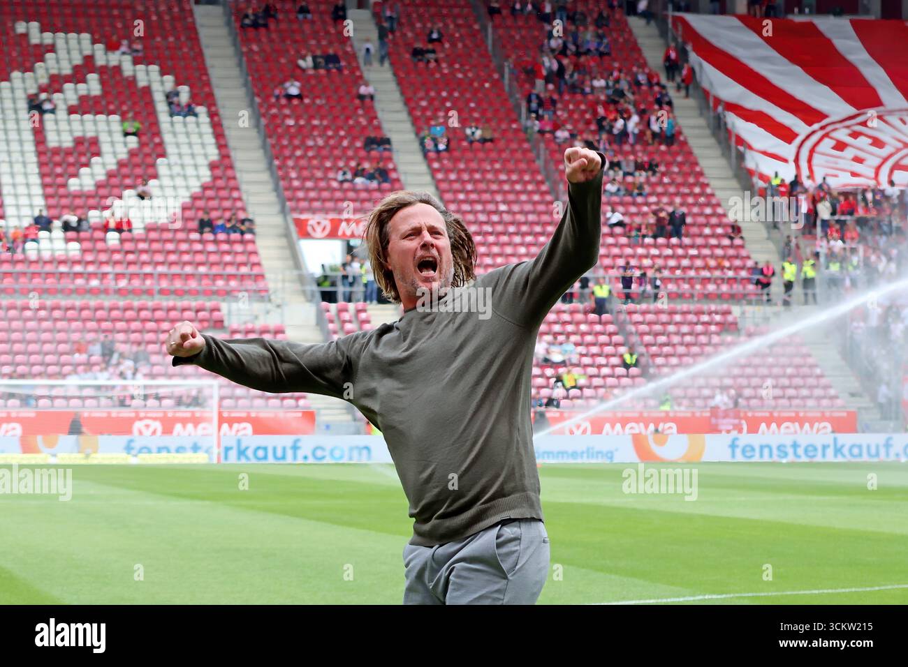 Mainz, Germania. 13 settembre 2025. Magonza, Germania 13. 1 settembre 2025. BL - 2025/2026 - FSV Mainz 05 vs. RB Leipzig IM Bild: Allenatore Bo Henriksen (Mainz) schwört die fans eine Stunde vor Spielbeginn aud die Partie ein. // le normative DFL vietano qualsiasi uso di fotografie come sequenze di immagini e/o quasi-video // credito: dpa/Alamy Live News Foto Stock
