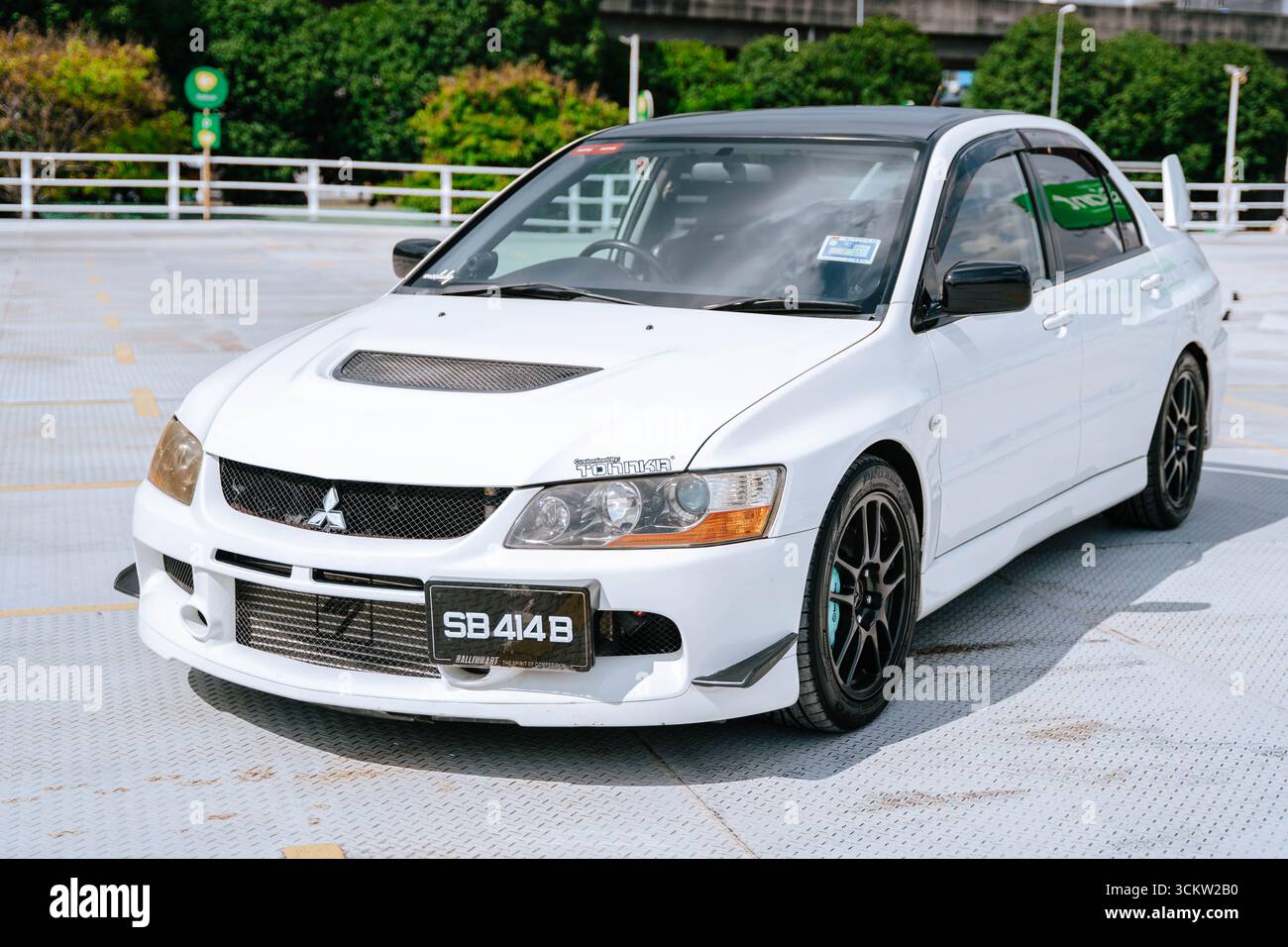 Mitsubishi Evo 9 bianca su una strada urbana Foto Stock