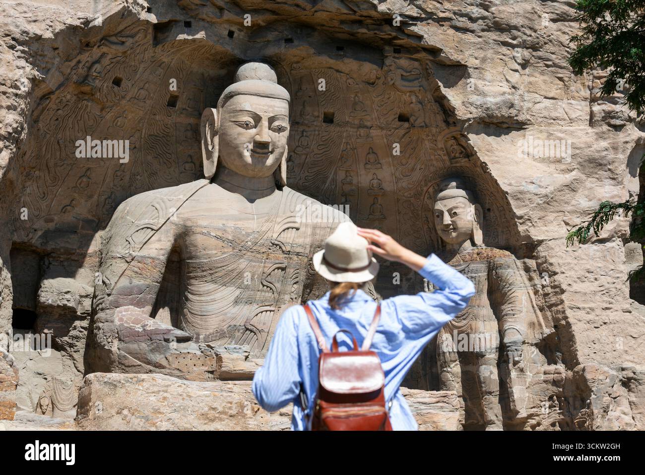 Giovane turista alla ricerca del grande Buddha nelle Grotte di Yungang, Patrimonio culturale Mondiale, Datong, Shanxi, Cina Foto Stock