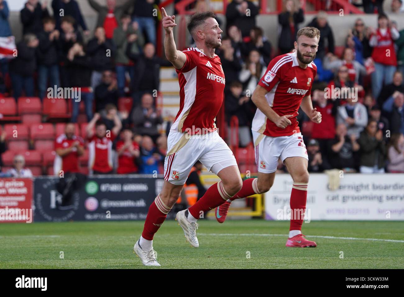 Swindon, Regno Unito. 13 settembre 2025. Ollie Clarke di Swindon Town celebra il suo primo gol in campo. Swindon Town contro Harrogate Town EFL League 2 partita al County Ground di Swindon, Inghilterra, sabato 13 settembre 2025. Solo per uso editoriale. foto di Liam Paget/Liam Paget Photography /Alamy Live News crediti: Liam Paget Photography Foto Stock