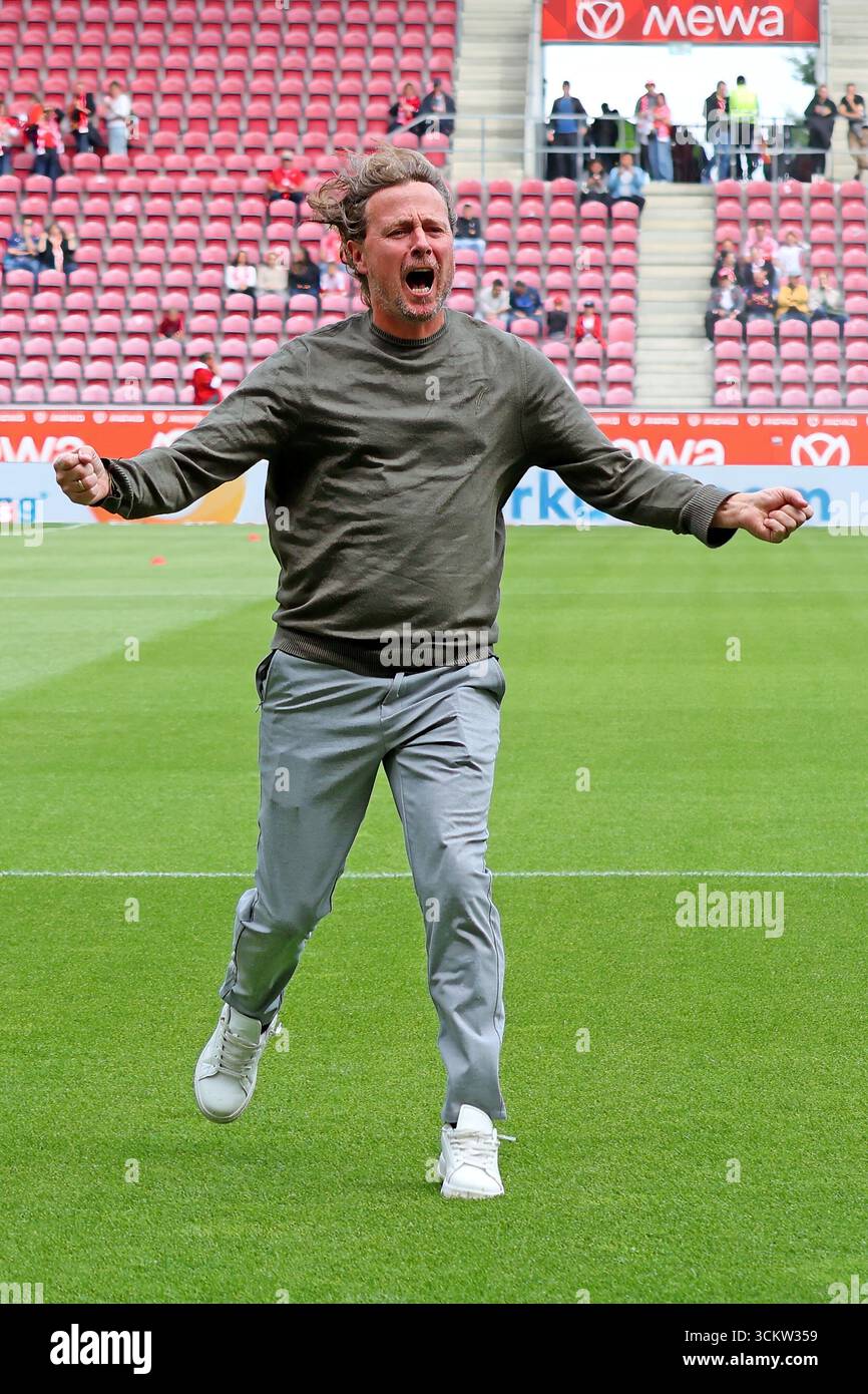 Mainz, Germania. 13 settembre 2025. Magonza, Germania 13. 1 settembre 2025. BL - 2025/2026 - FSV Mainz 05 vs. RB Leipzig IM Bild: Allenatore Bo Henriksen (Mainz) schwört die fans eine Stunde vor Spielbeginn aud die Partie ein. // le normative DFL vietano qualsiasi uso di fotografie come sequenze di immagini e/o quasi-video // credito: dpa/Alamy Live News Foto Stock