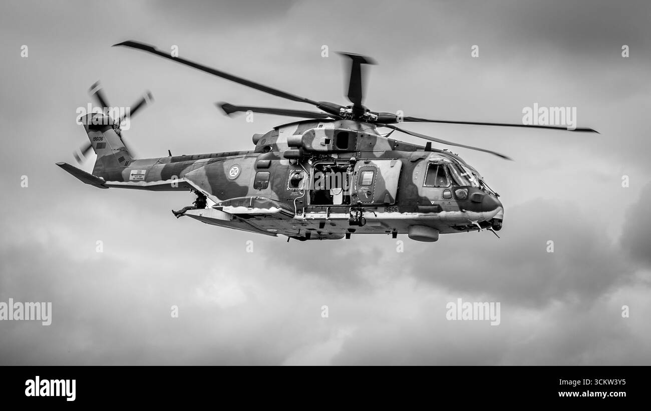 Aeronautica militare portoghese - Leonardo AW101 Merlin, trasportato in volo presso il Royal International Air Tattoo il 18 luglio 2025. Foto Stock