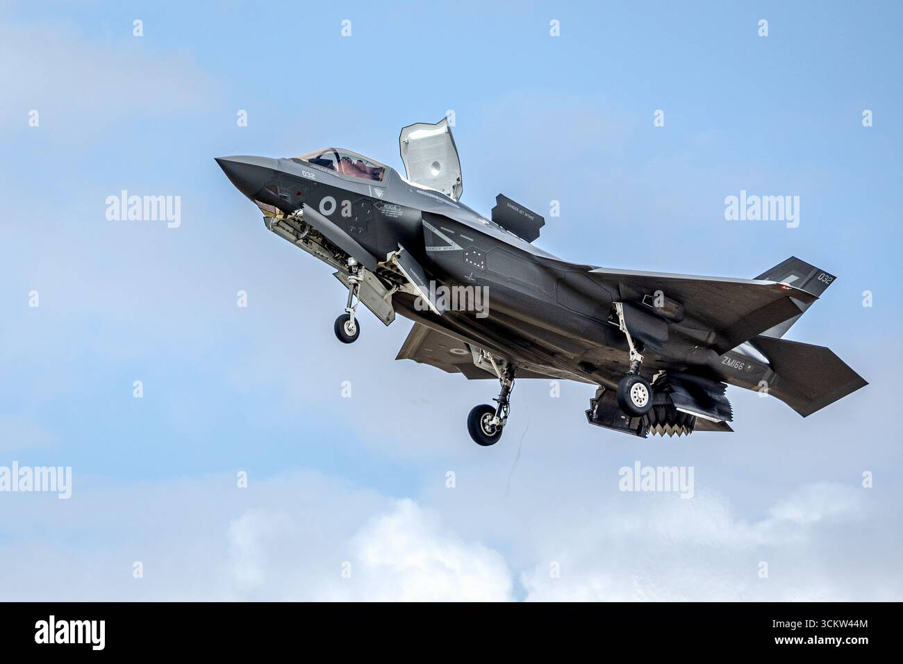 Royal Air Force - Lockheed Martin F-35B Lightning II, aviotrasportato al Royal International Air Tattoo 2025. Foto Stock