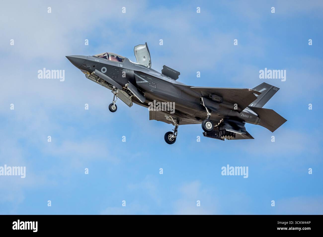 Royal Air Force - Lockheed Martin F-35B Lightning II, aviotrasportato al Royal International Air Tattoo 2025. Foto Stock