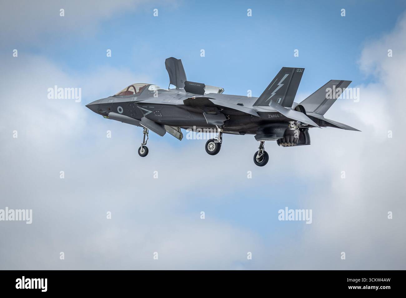 Royal Air Force - Lockheed Martin F-35B Lightning II, aviotrasportato al Royal International Air Tattoo 2025. Foto Stock