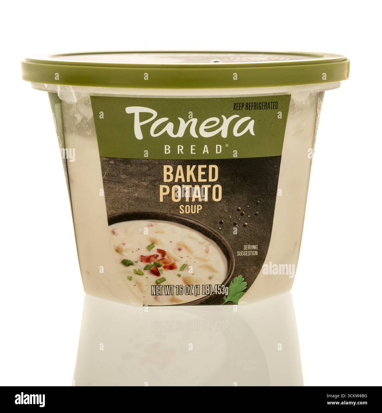 Winneconne, WISCONSIN - 22 agosto 2025: Un pacchetto di zuppa di patate al forno Panera su uno sfondo isolato. Foto Stock