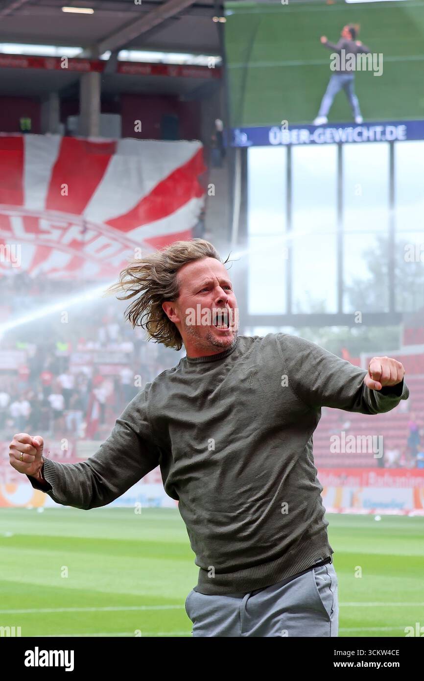 Mainz, Germania. 13 settembre 2025. Magonza, Germania 13. 1 settembre 2025. BL - 2025/2026 - FSV Mainz 05 vs. RB Leipzig IM Bild: Allenatore Bo Henriksen (Mainz) schwört die fans eine Stunde vor Spielbeginn aud die Partie ein. // le normative DFL vietano qualsiasi uso di fotografie come sequenze di immagini e/o quasi-video // credito: dpa/Alamy Live News Foto Stock