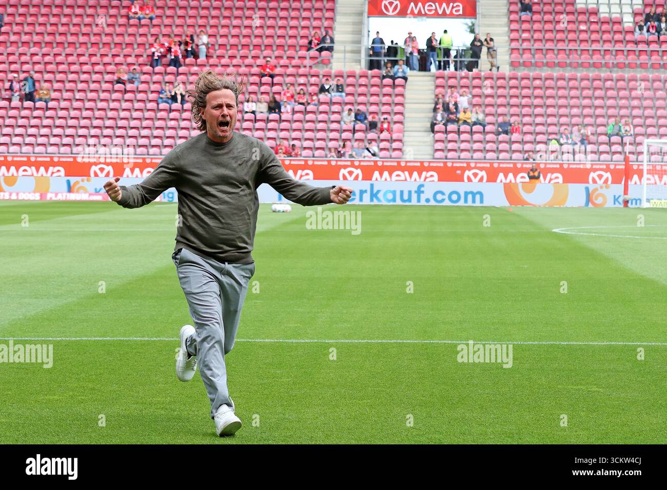 Mainz, Germania. 13 settembre 2025. Magonza, Germania 13. 1 settembre 2025. BL - 2025/2026 - FSV Mainz 05 vs. RB Leipzig IM Bild: Allenatore Bo Henriksen (Mainz) schwört die fans eine Stunde vor Spielbeginn aud die Partie ein. // le normative DFL vietano qualsiasi uso di fotografie come sequenze di immagini e/o quasi-video // credito: dpa/Alamy Live News Foto Stock