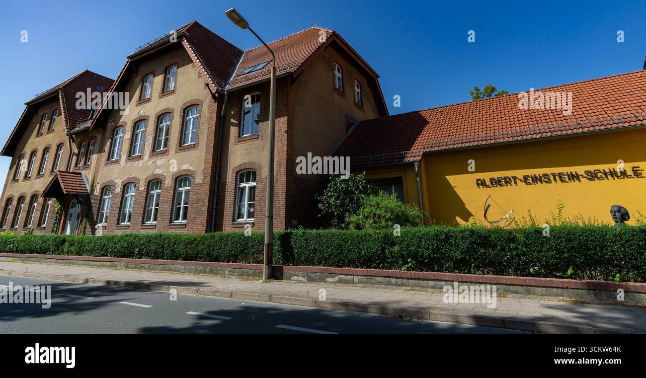 Albert Einstein School (Albert-Einstein-Schule) edificio con busto e scultura Sundial a Caputh Brandeburgo Germania. Foto Stock
