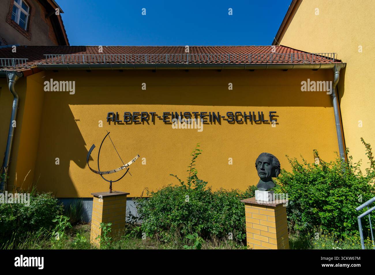 Albert Einstein School (Albert-Einstein-Schule) edificio con busto e scultura Sundial a Caputh Brandeburgo Germania. Foto Stock