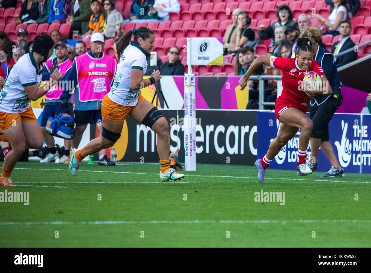 Bristol, Regno Unito, 13 settembre 2025 il Canada Wing Asia Hogan-Rochester corre per la meta di apertura contro l'Australia nei quarti di finale della Coppa del mondo di rugby femminile, Ashton Gate, Bristol, Regno Unito. Alex Williams / Alamy Live News Foto Stock
