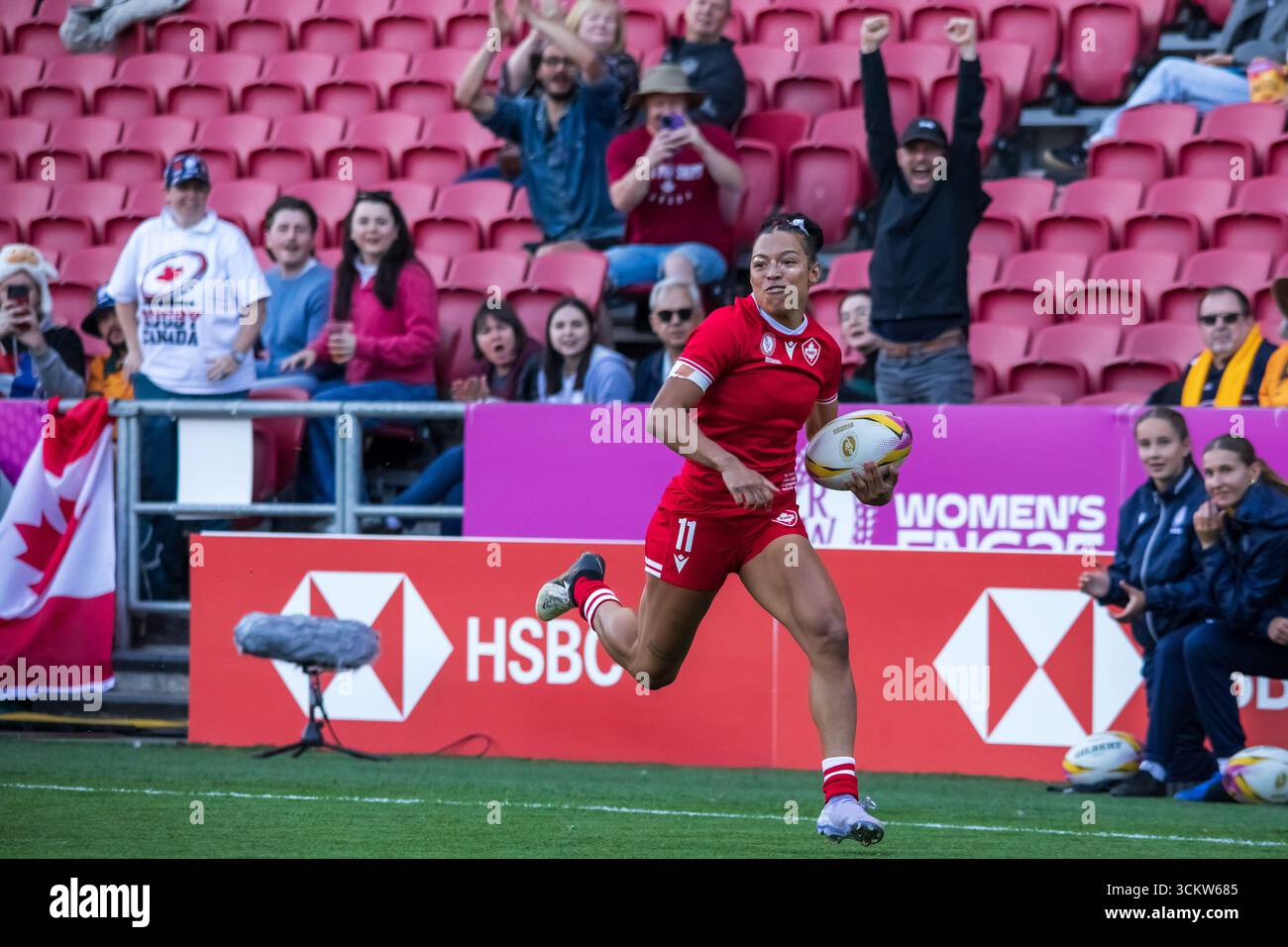 Bristol, Regno Unito, 13 settembre 2025 il Canada Wing Asia Hogan-Rochester corre per la meta di apertura contro l'Australia nei quarti di finale della Coppa del mondo di rugby femminile, Ashton Gate, Bristol, Regno Unito. Alex Williams / Alamy Live News Foto Stock