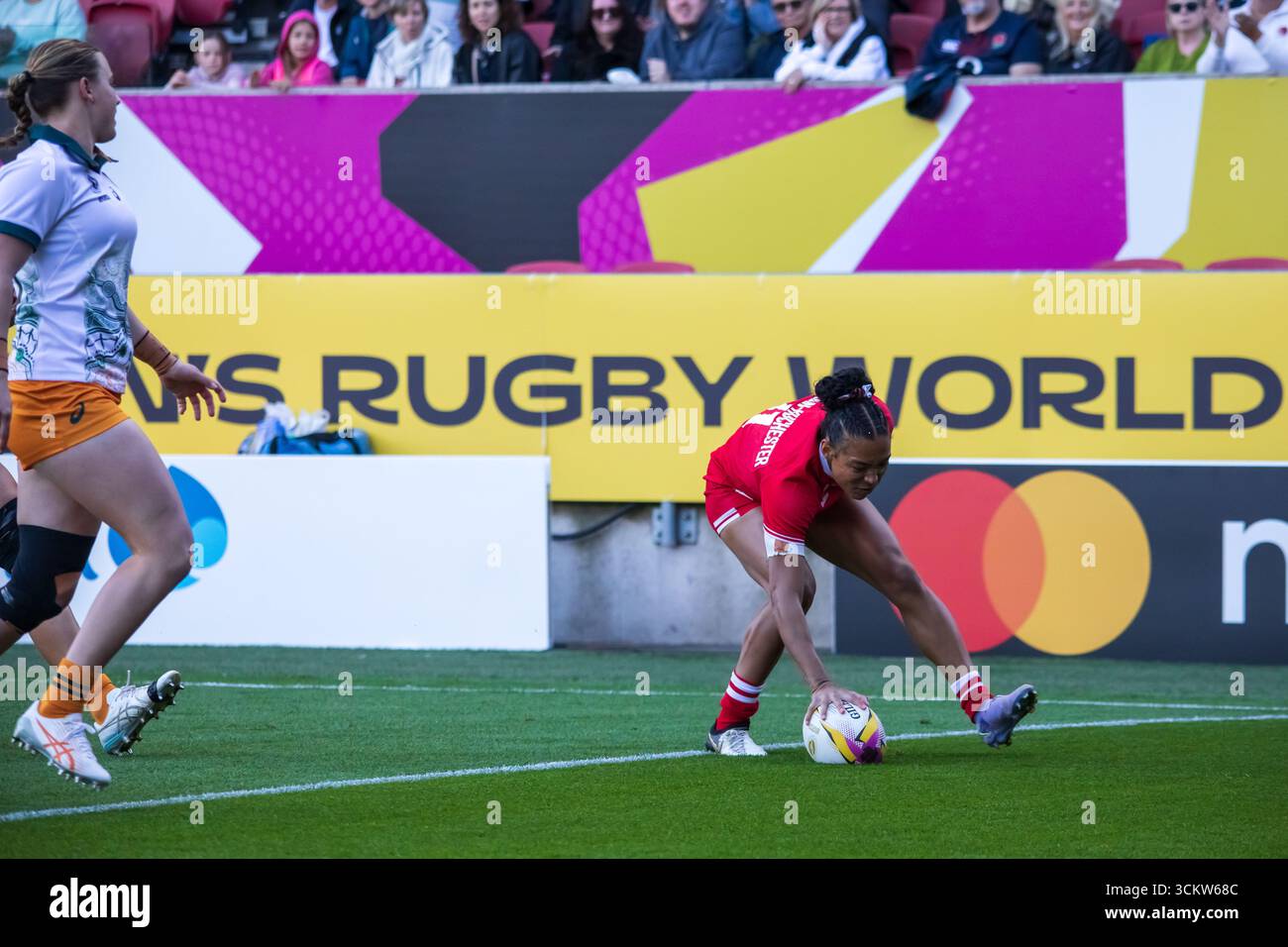 Bristol, Regno Unito, 13 settembre 2025 il Canada Wing Asia Hogan-Rochester corre per la meta di apertura contro l'Australia nei quarti di finale della Coppa del mondo di rugby femminile, Ashton Gate, Bristol, Regno Unito. Alex Williams / Alamy Live News Foto Stock