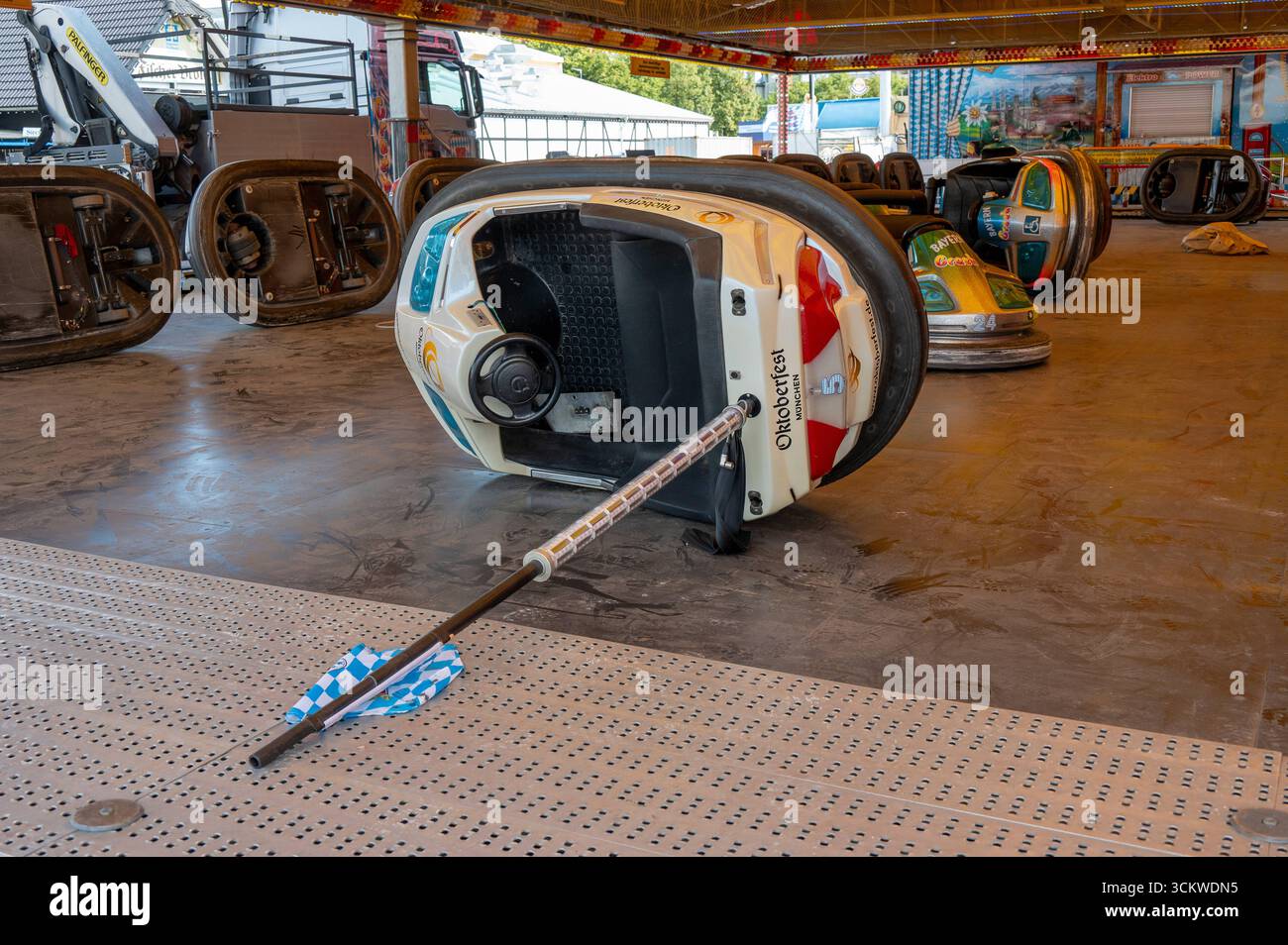 Muenchen, Aufbau zum 190. Muenchner Oktoberfest Endspurt, Oktoberfest Scooter *** Monaco di Baviera, allestito per lo spurt finale dell'Oktoberfest di Monaco del 190, Oktoberfest Scooter Foto Stock