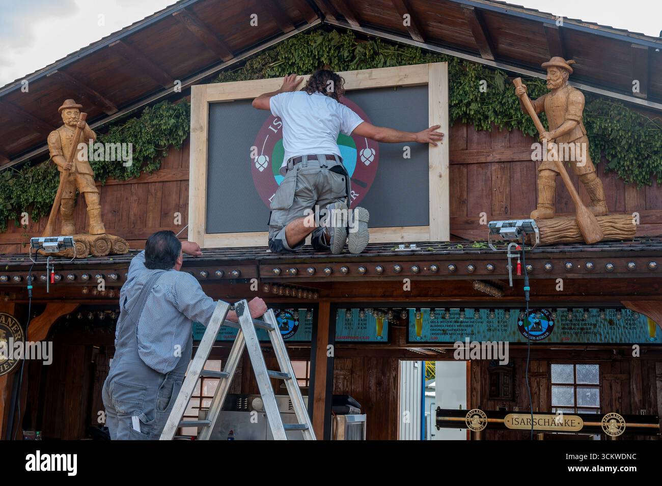 Muenchen, Aufbau zum 190. Muenchner Oktoberfest Endspurt, Die neue Isarschaenke *** Monaco di Baviera, costruzione per la finale dell'Oktoberfest di Monaco del 190, il nuovo Isarschaenke Foto Stock