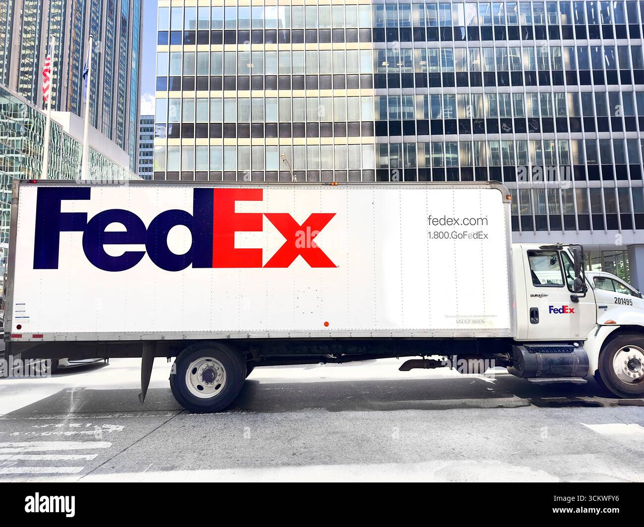 Camion Federal Express parcheggiato in strada, Manhattan, New York, New York, Stati Uniti Foto Stock