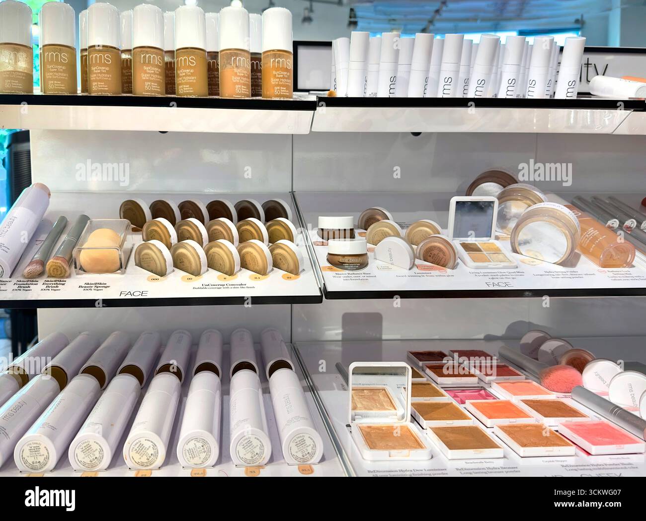 Espositore cosmetici, marchio RMS, interno negozio Bluemercury, Tribeca, Manhattan, New York, New York, Stati Uniti Foto Stock