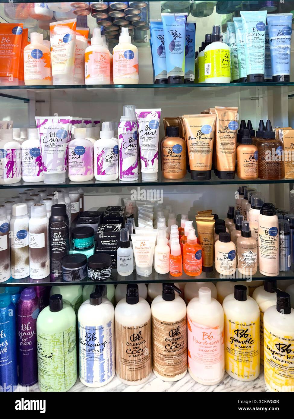 Esposizione di prodotti per la cura dei capelli, interni del negozio Bluemercury, Tribeca, Manhattan, New York City, New York, Stati Uniti Foto Stock