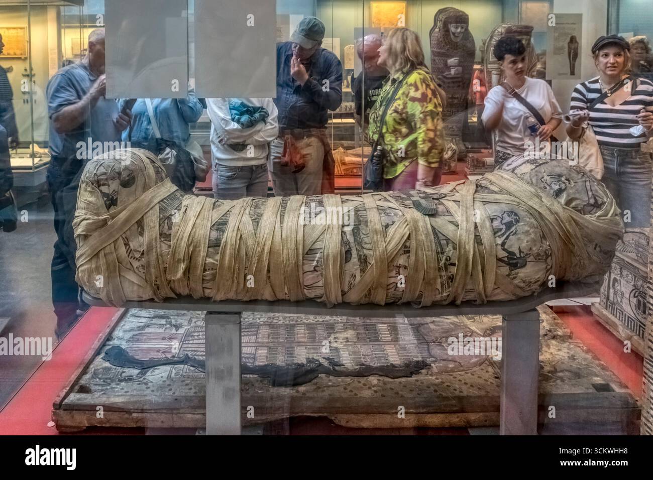 Persone che osservano la mummia egiziana di una giovane donna del II secolo nel British Museum. Cleopatra, figlia di Candace della sepoltura della famiglia Soter. Foto Stock