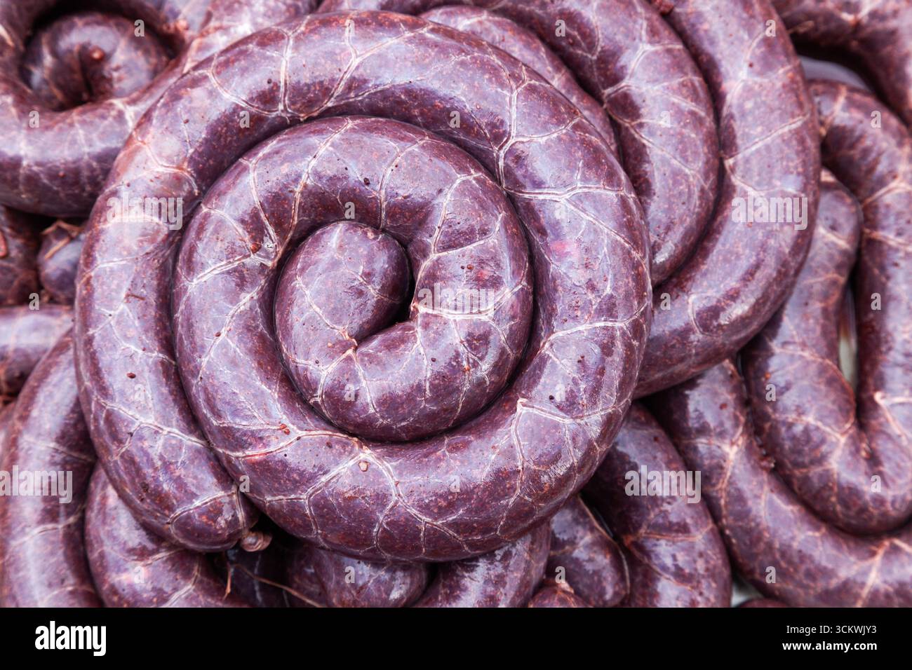 Grande pila di salsicce tradizionali fatte in casa e budino nero, primo piano Foto Stock