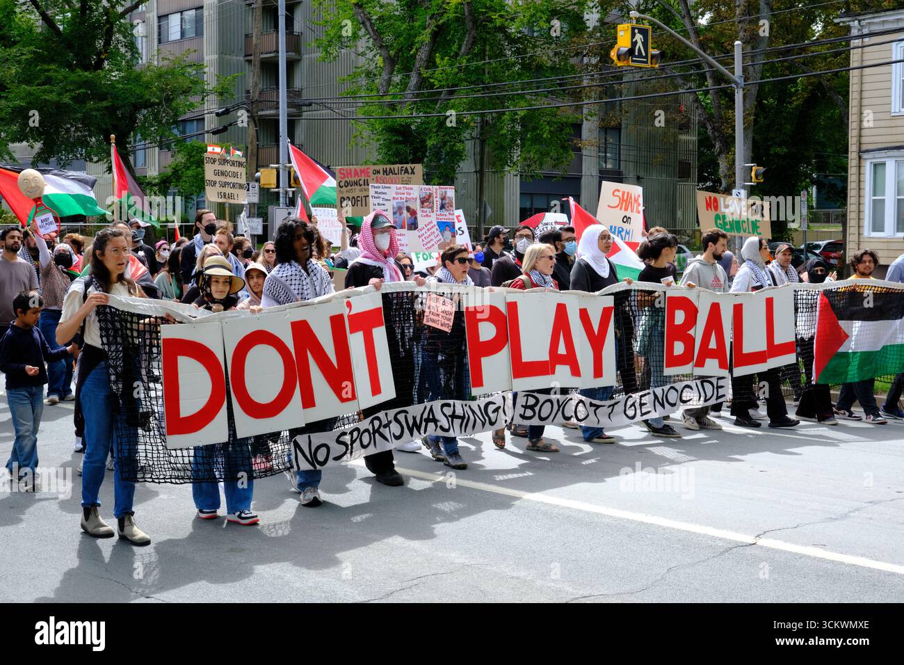 Halifax, nuova Scozia, Canada. 13 settembre 2025. "Don't Play Ball- No Sportwashing" al secondo giorno di proteste, mentre centinaia di Rally per le strade di Halifax chiedono ai funzionari di annullare la partita di Coppa Davis tra il Team Canada e Israele in programma questo fine settimana ad Halifax mentre Israele continua i suoi attacchi contro la Palestina. Crediti: Meanderingemu/Alamy Live News Foto Stock