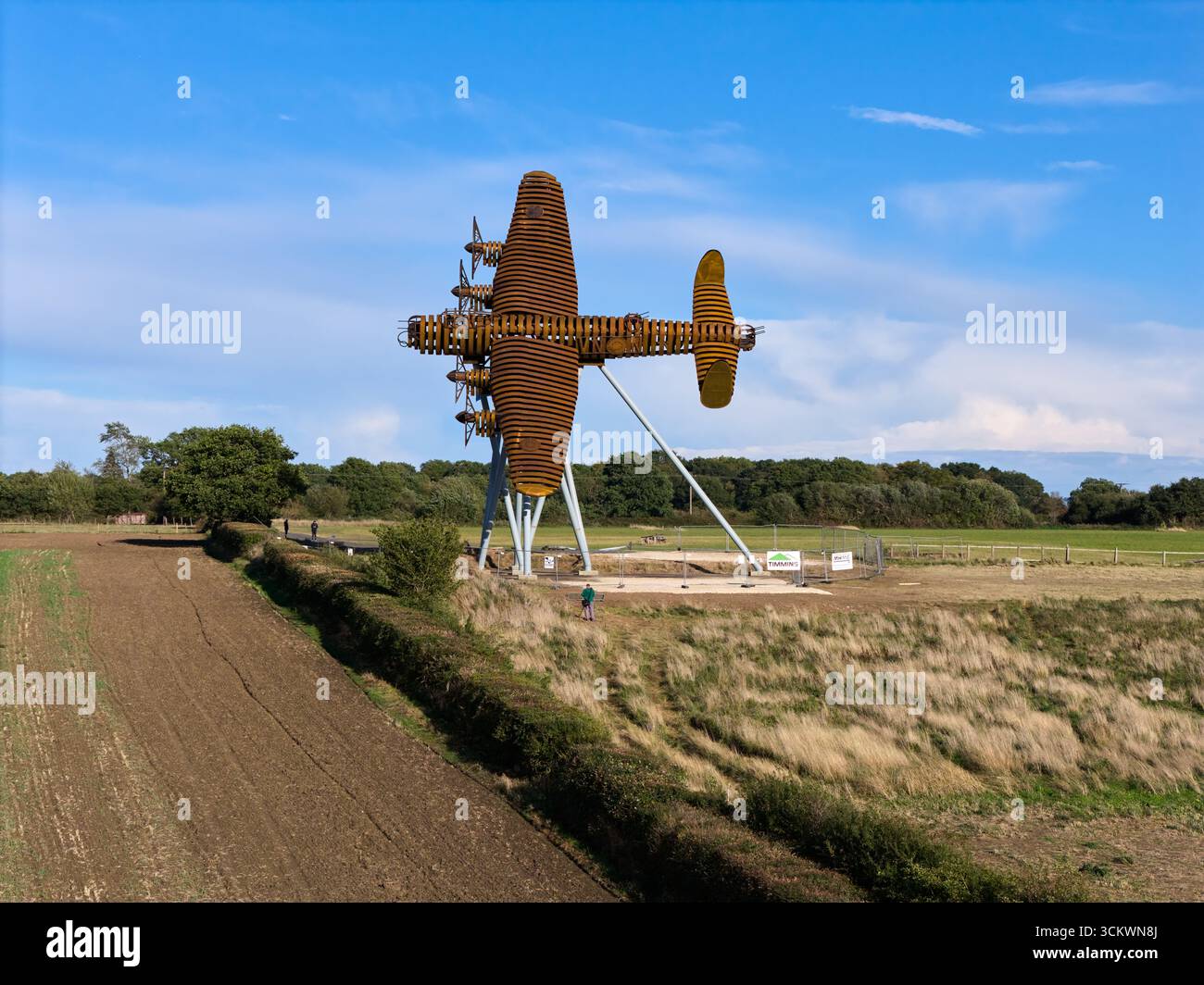 Sulla statua di Freedom's Wings, scultura in memoria di Avro Lancaster nel Lincolnshire, Inghilterra. Con una lunghezza di 26 m e un'apertura alare di 31 m, il Foto Stock