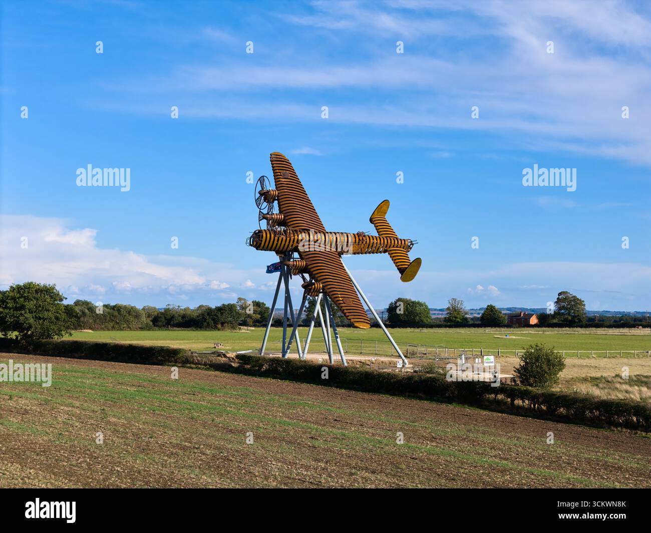 Sulla statua di Freedom's Wings, scultura in memoria di Avro Lancaster nel Lincolnshire, Inghilterra. Con una lunghezza di 26 m e un'apertura alare di 31 m, il Foto Stock