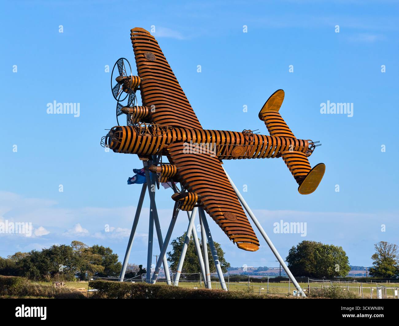 Sulla statua di Freedom's Wings, scultura in memoria di Avro Lancaster nel Lincolnshire, Inghilterra. Con una lunghezza di 26 m e un'apertura alare di 31 m, il Foto Stock