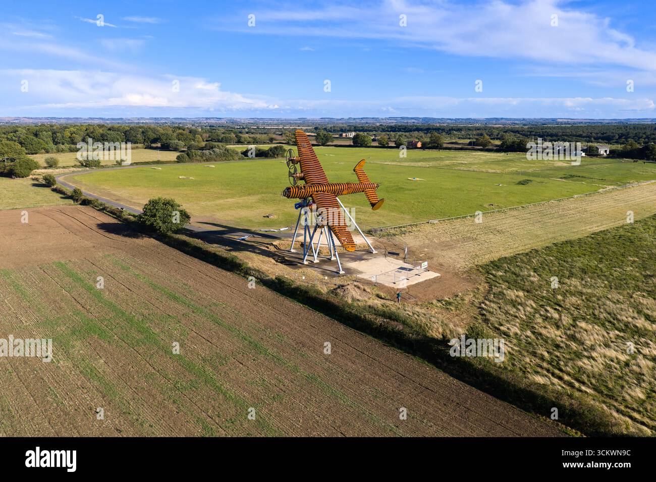 Sulla statua di Freedom's Wings, scultura in memoria di Avro Lancaster nel Lincolnshire, Inghilterra. Con una lunghezza di 26 m e un'apertura alare di 31 m, il Foto Stock
