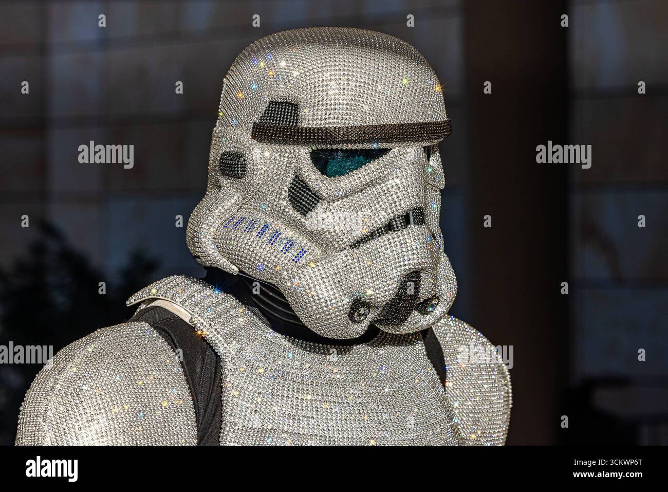 Noris Force con 7 2025 in der, Stadthalle Fuerth, 13.09.2025 Ein assoluter Hingucker auf der Noris Force con 7: Ein Stormtrooper-Cosplay komplett besetzt mit unzähligen funkelnden Strasssteinen. Der Helm und die Rüstung reflektieren spektakulär das Licht und verleihen dem ikonischen look aus dem Star-Wars-Universum eine glamouröse, fast schon galaktisch-edle Note. Dieses glitzernde Kostüm beweist eindrucksvoll, wie kreativ und individuell fans ihre Liebe zur Saga ausdrücken. *** Noris Force con 7 2025 nel, Stadthalle Fuerth, 13 09 2025 un assoluto osservatore al Noris Force con 7 Un Stormtro Foto Stock