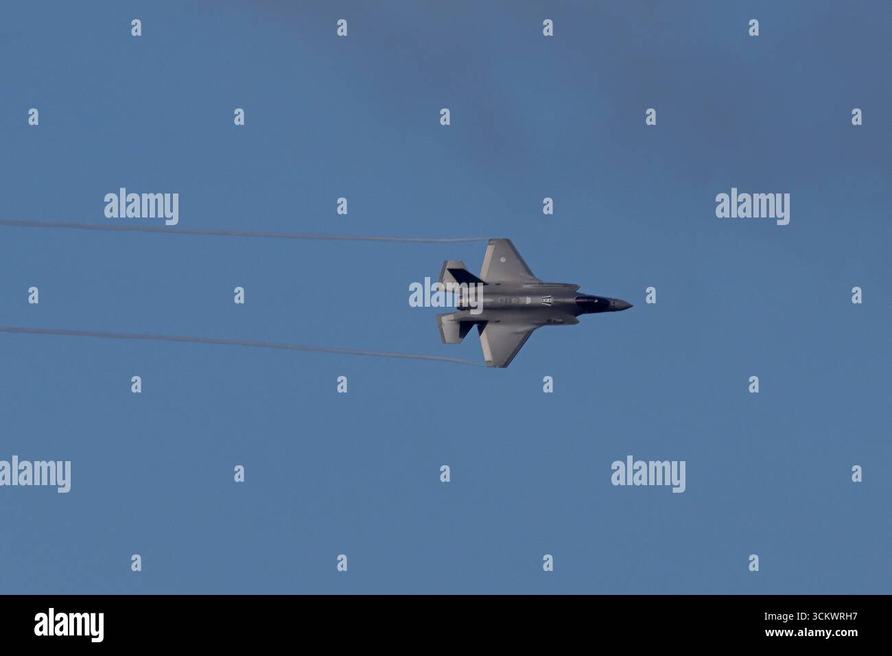 Il Lockheed Martin F-35A Lightning II della Royal Netherlands Air Force effettua un passaggio laterale pulito sopra Amsterdam, Paesi Bassi durante il sorvolo pubblico Sail 2025. Foto Stock