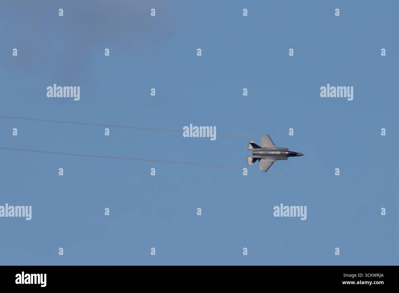 Il Lockheed Martin F-35A Lightning II della Royal Netherlands Air Force sorvola Amsterdam in cielo blu durante il sorvolo Sail 2025. Foto Stock