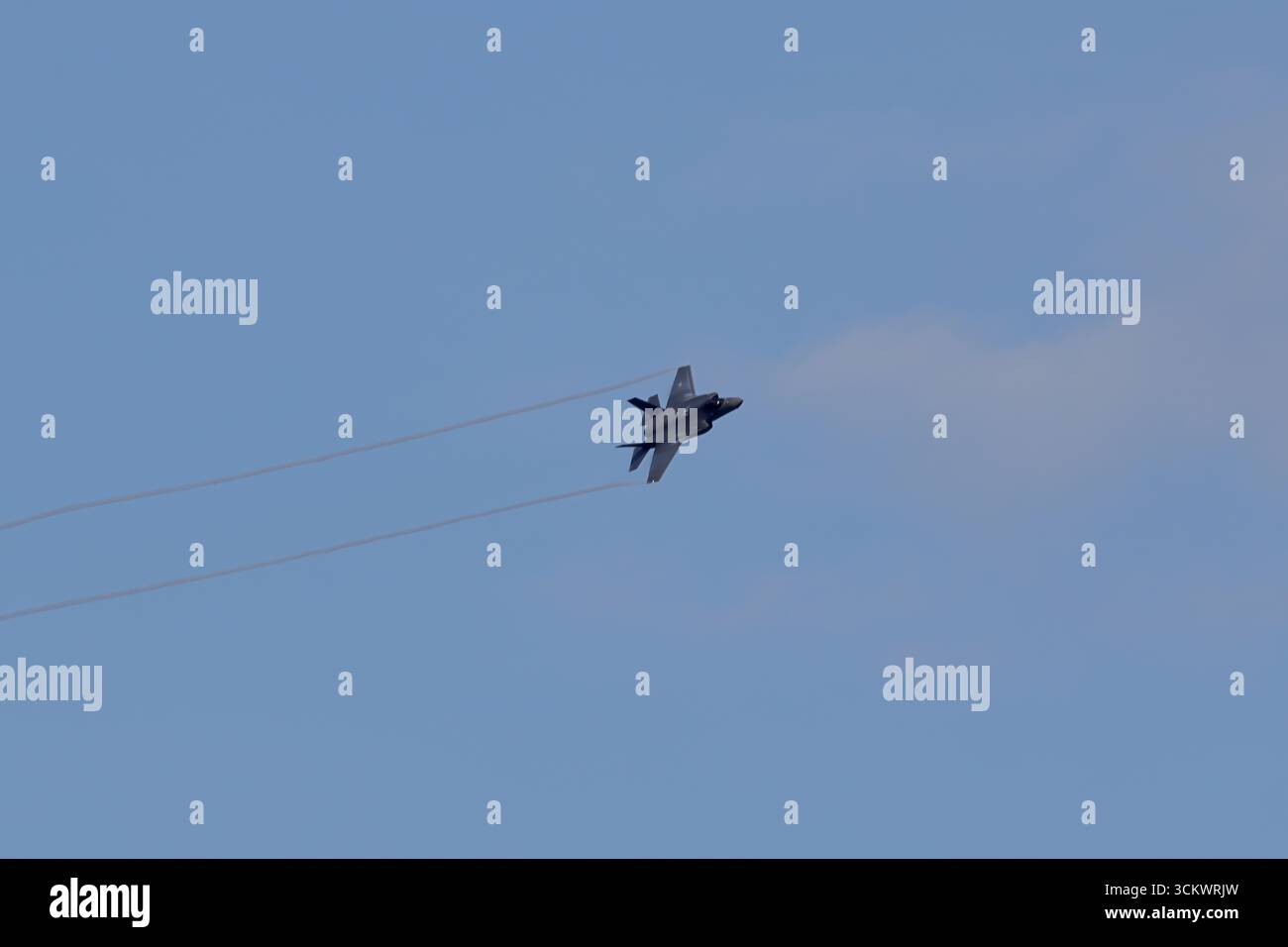 Il Lockheed Martin F-35A Lightning II della Royal Netherlands Air Force gira dolcemente in volo sopra Amsterdam, Paesi Bassi, durante il sorvolo della città di Sail 2025. Foto Stock