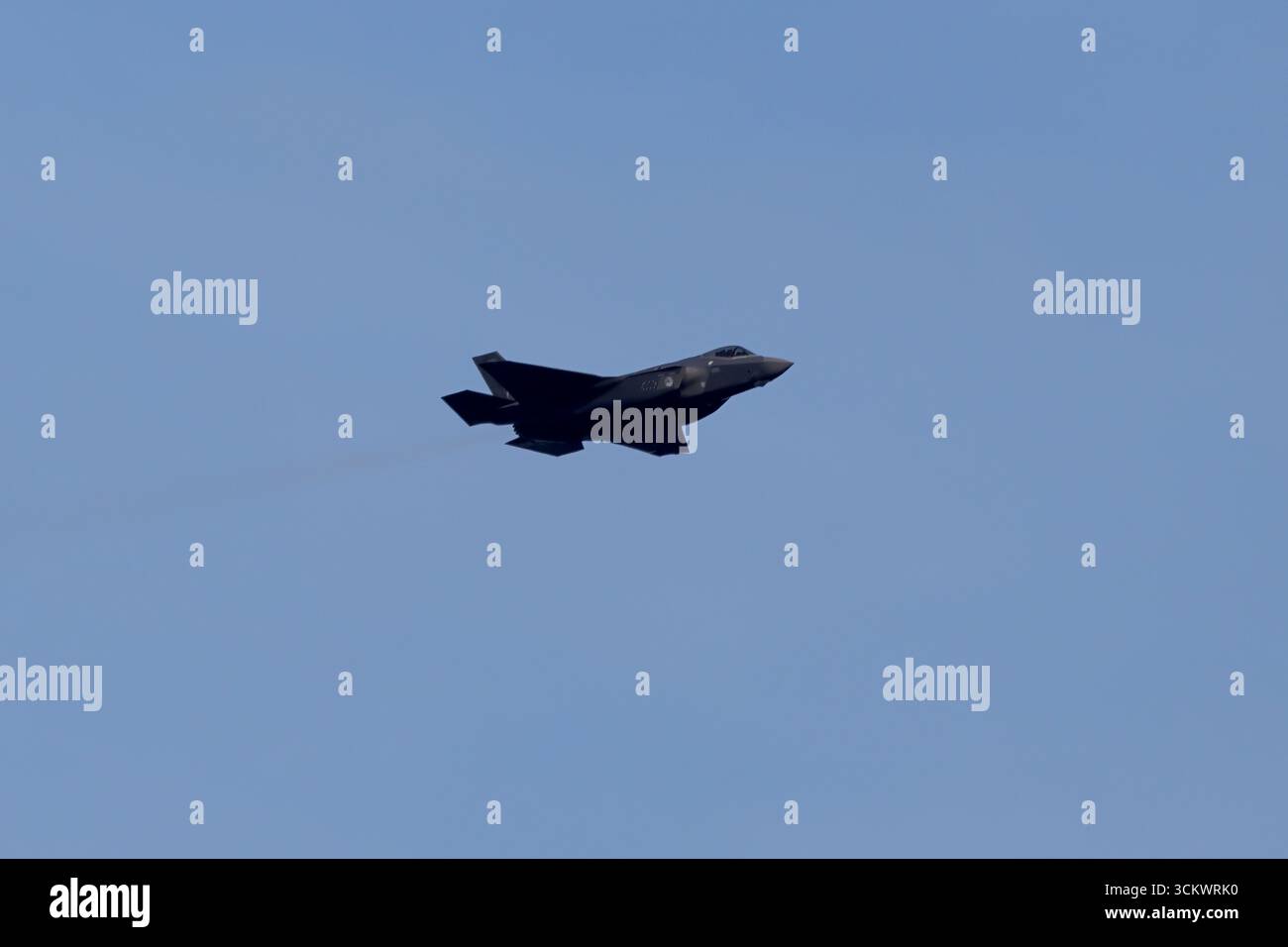 Lockheed Martin F-35A Lightning II della Royal Netherlands Air Force vola sopra Amsterdam, Paesi Bassi in volo di livello durante il volo Sail 2025. Foto Stock