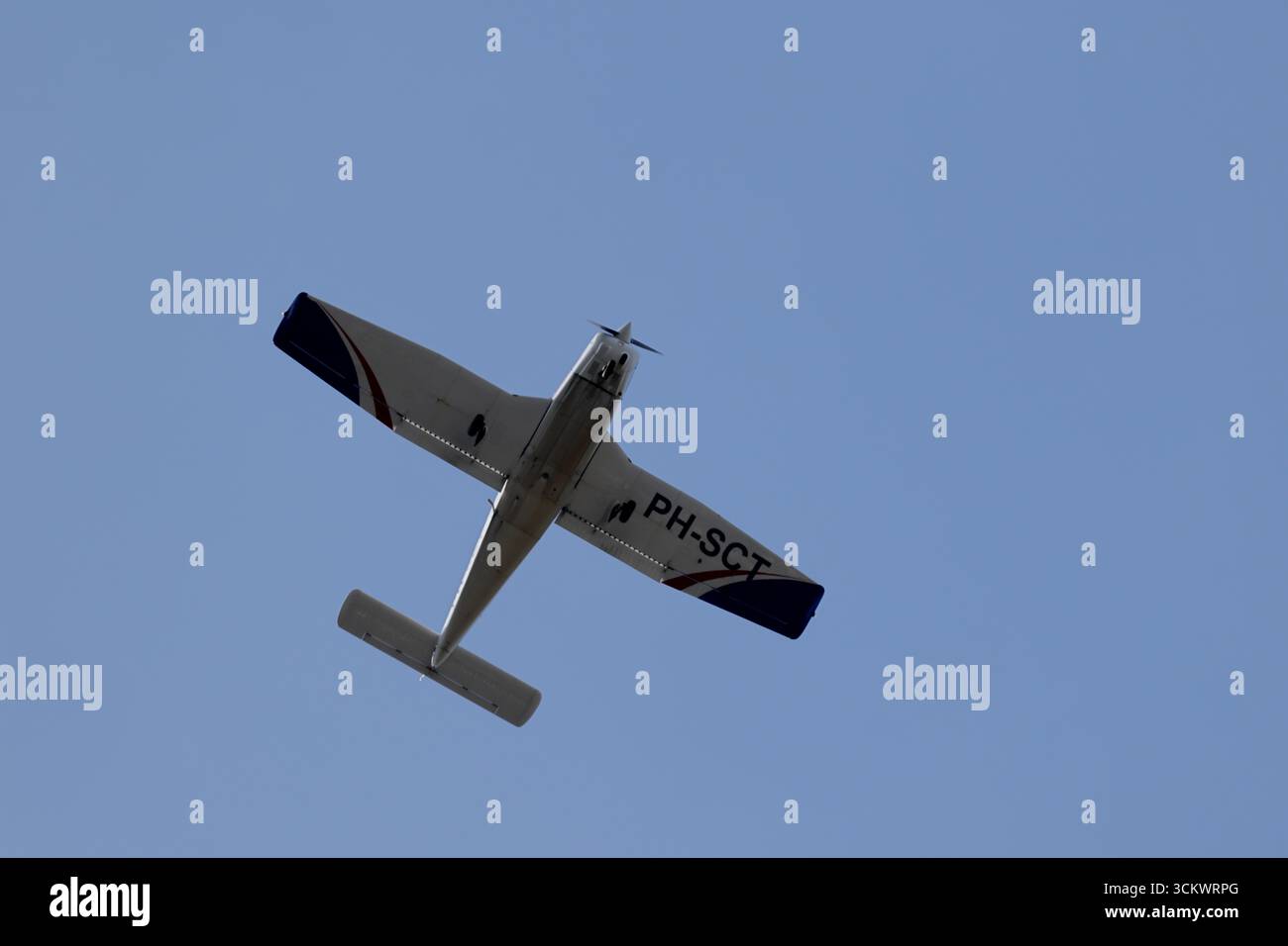 Piper PA-28-161 Warrior II PH-SCT passa sopra Amsterdam, Paesi Bassi durante la Sail 2025, vista dal basso dell'aviazione generale monomotore ad ala bassa. Foto Stock