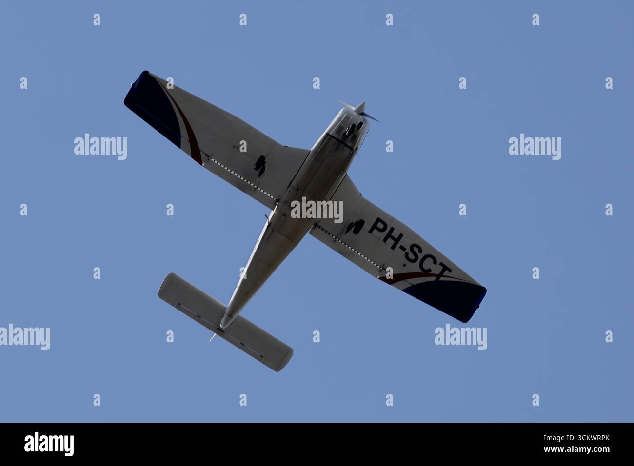 PH-SCT Piper PA-28-161 Warrior II catturato dal basso sopra Amsterdam, Paesi Bassi durante la navigazione 2025, vista del ventre pulita con registrazione sotto l'ala. Foto Stock