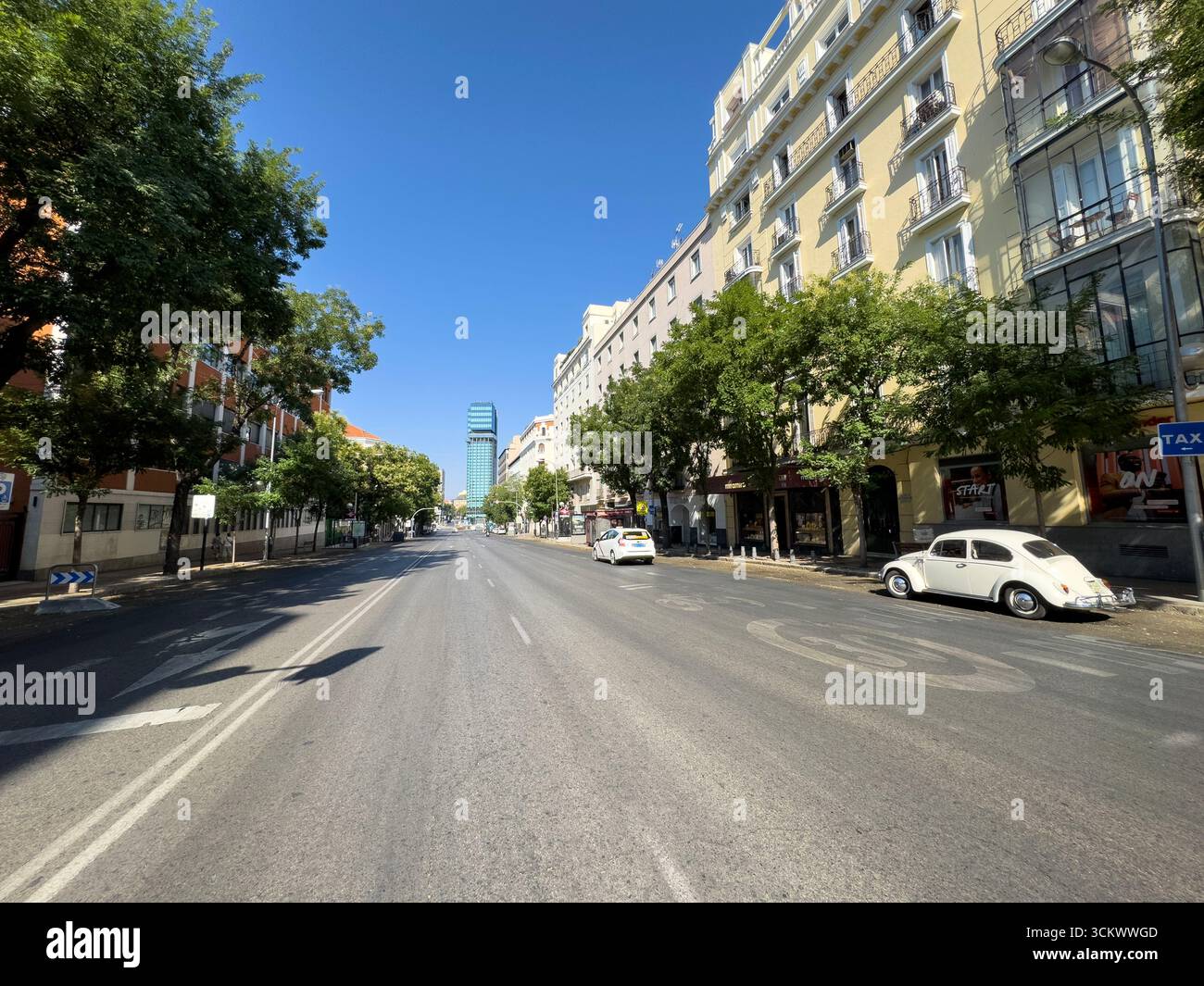 Calle Goya, barrio Salamanca, con le Torri Colon alle spalle. Un Beetle Volkswagen bianco vintage è parcheggiato, Madrid, Spagna - Immagine stock catturata con smartphone