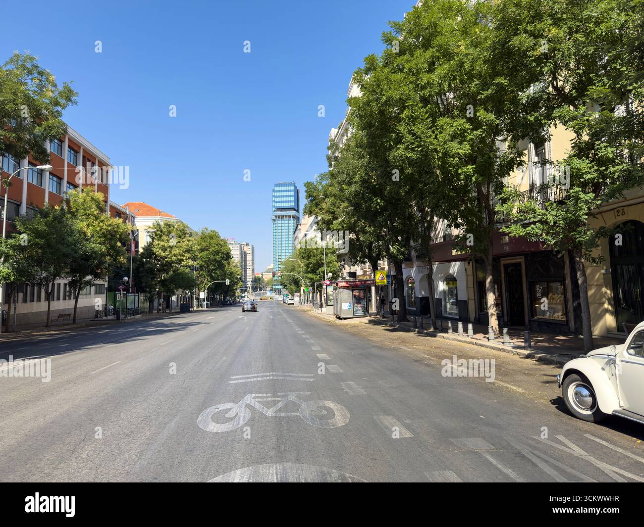 Calle Goya, barrio Salamanca, con le Torri Colon alle spalle. Un Beetle Volkswagen bianco vintage è parcheggiato, Madrid, Spagna - Immagine stock catturata con smartphone