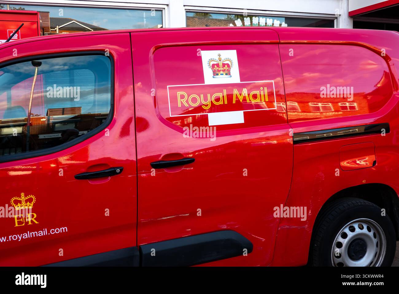 Un furgone rosso per la consegna della Royal mail è parcheggiato fuori dall'ufficio di smistamento a Bishops Stortford Foto Stock