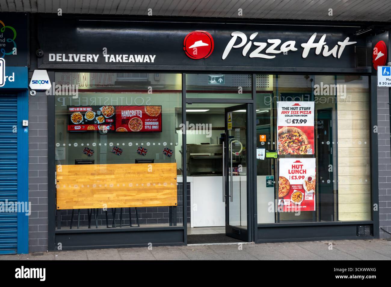 Il ristorante Pizza Hut a Bishops Stortford, Hertfordshire, Regno Unito, offre servizio di consegna a domicilio e asporto. Sul negozio vengono visualizzate le promozioni dei menu. Foto Stock