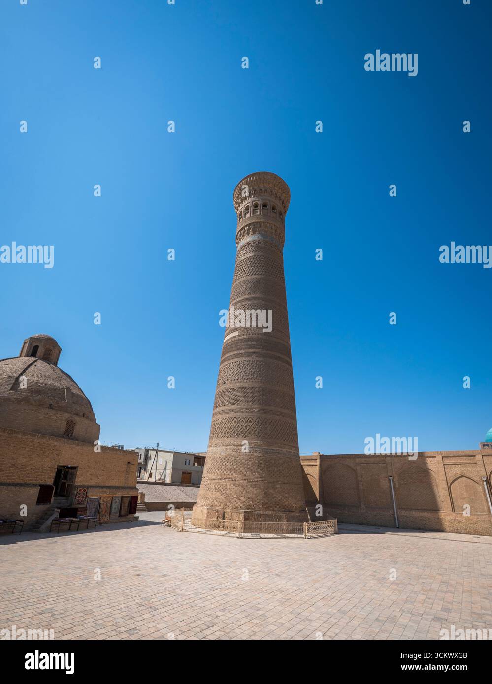 La famigerata torre Kalyan a Bukhara, accanto alla moschea ricostruita e alla madrasa. Foto Stock